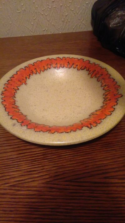 Velký hluboký zdobeny talíř