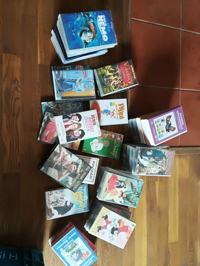 Daruji několik desítek VHS kazet..převážně pohádky pro děti