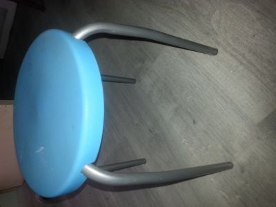 modrá židlička