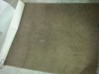 hnědý koberec ,s protiskluzem delší chlup