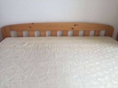Věnuji dřevěnou postel s matrací