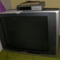 Stará televize se setoboxem a kabely