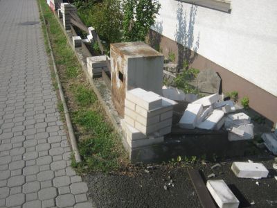 Bílé cihly 160ks a betonové čepice 6ks