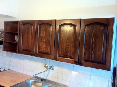 kuchyňskou linku, rozkládací gauč, jídelní stůl + 4 židle