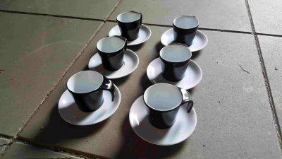 Sada 6 černobílých hrníčků na kávu