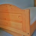 Kvalitní dřevěná postel s matrací