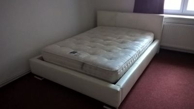 smetanová postel s čalouněním z koženky/kůže 