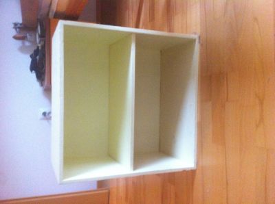 světle žlutá polička