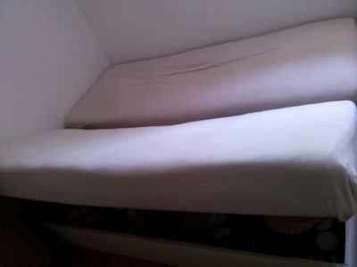 Daruji 2 postele s úložným prostorem s pružinovými matracemi