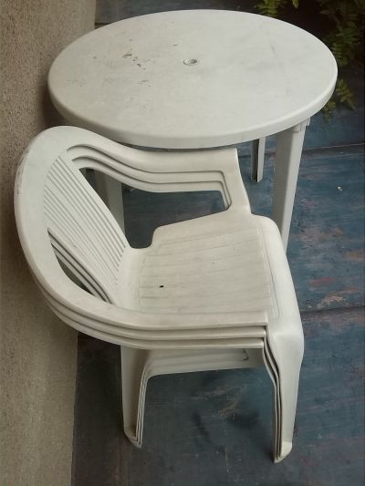 bílé plastové zahradní židle