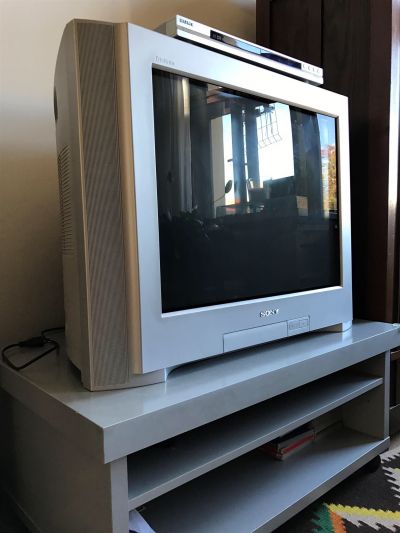 Televize Sony, DVD přehrávač, stolek pod televizi