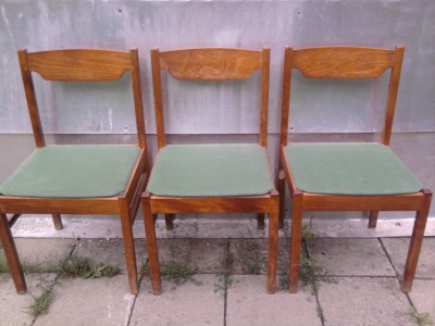 3 židle.