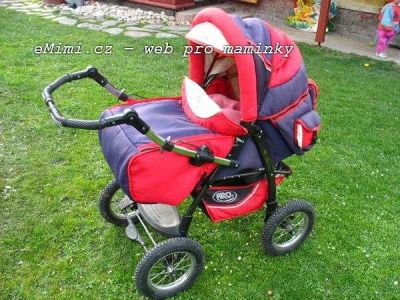 Starší kočárek na zahradu