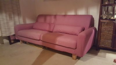 Čalouněné sofa.
