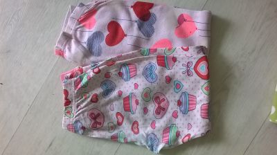 dvoje kalhoty od pyžama - holka 3 roky