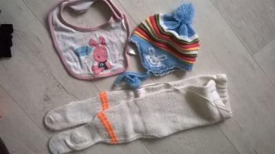 Bryndák, čapka, teplé kalhoty pro cca roční dítě