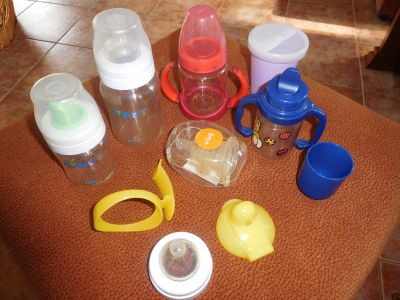 Zbytky lahviček s dudlíky a pítky