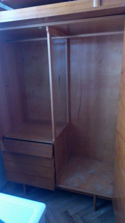 Stará šatní skříň