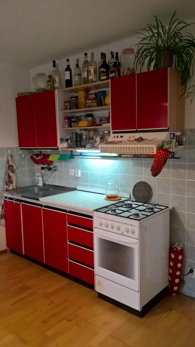 malá kuchyňská linka červená včetně dřezu a baterie