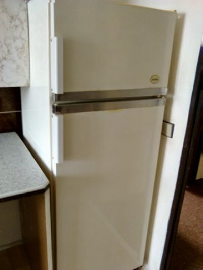 Starší ale funkční lednička s mrazákem