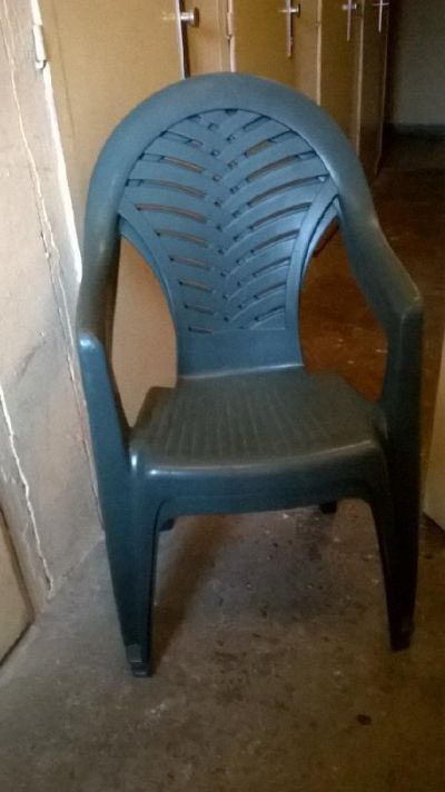 Plastové židle a malý stolek