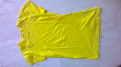 zářivě žluté tričko velikost XS až M