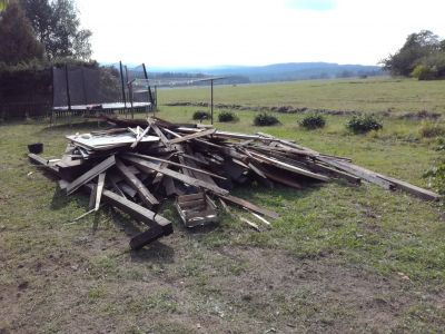 Dřevo ze zbourané kůlny