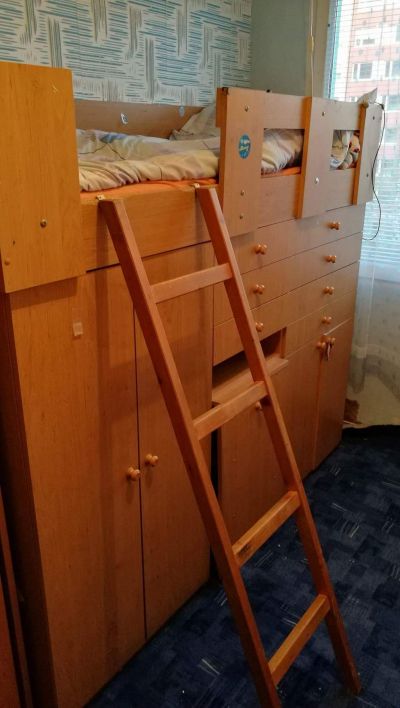 Patrová postel se skříněmi 