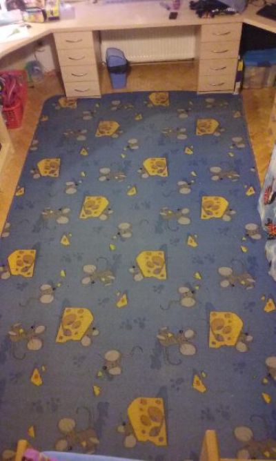 Koberec do dětského pokoje - modrý s motivem myši se sýrem