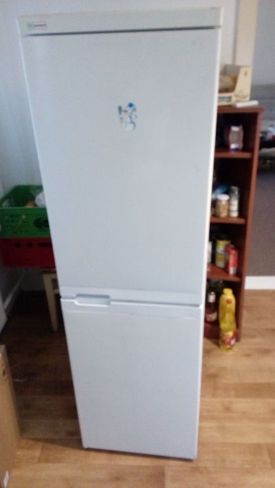 Starou funkční ledničku s mrazákem.