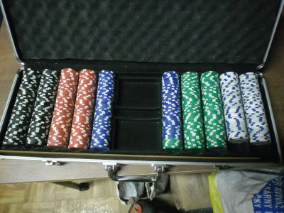 kufr s žetony na poker