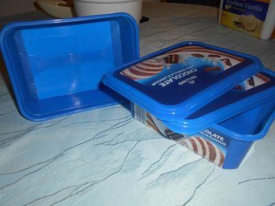 2 modré krabičky