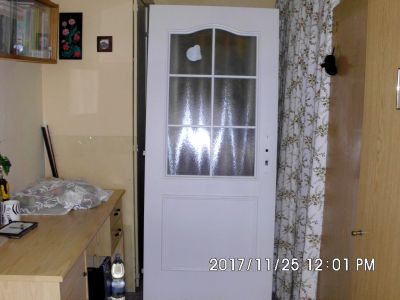 Bílé rustikální interiérové dveře, šířka: 80 cm.