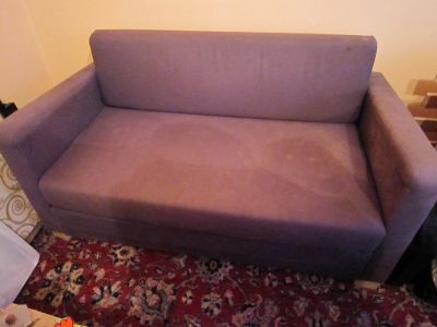 Dvoumístná rozkládací pohovka (IKEA).