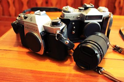 Staré zrcadlovky na film a objektivy (Zenit, Praktica...)