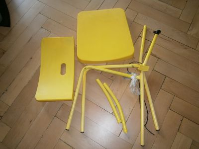 Žlutá židle Ikea