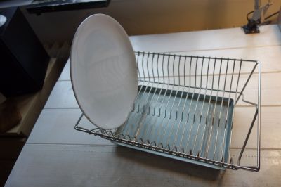 Odkapávač na nádobí IKEA a 4 talíře