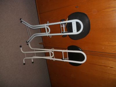 Z pozůstalosti dvě skládací židličky, vhodné na žehlení apod