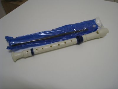 Daruji plastovou hračku -  zobcovou flétnu