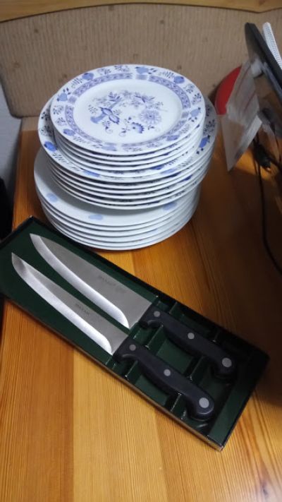 Souprava talířů + 2 nože