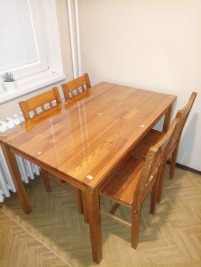 Jídelní stůl a 4 židle (spěchá)