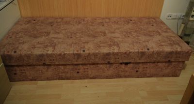 Válenda s úložným prostorem