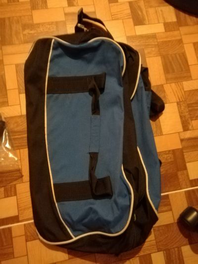 modrá cestovní taška 