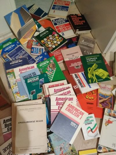 velke množství starsich anglickych ucebnic a slovniku