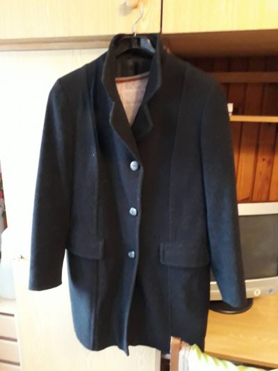 Starší černý dámský kabát