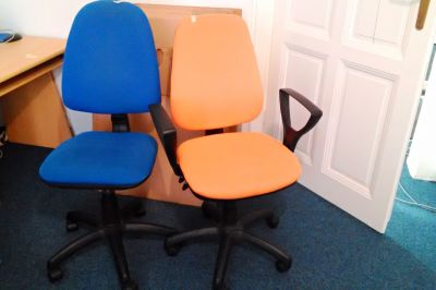 Daruji tři kancelářské židle 