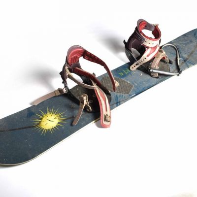 Staré vysloužilé snowboardové desky bez vázání