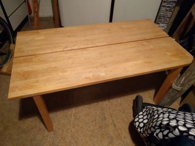 Dřevěný IKEA stůl