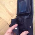 Pánská peněženka s natrženou kapsou na drobné
