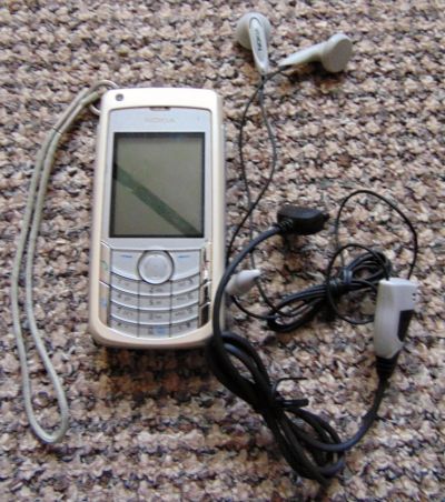 Bílý mobil Nokia